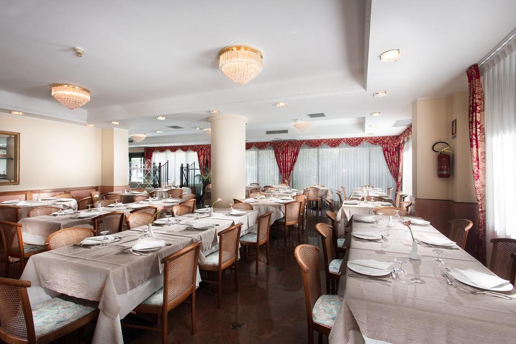 Hotel Zeus 체제나티코 외부 사진